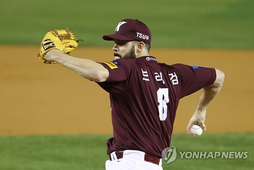 키움 브리검, 6⅓이닝 2실점…포스트시즌 첫 승 사냥 실패