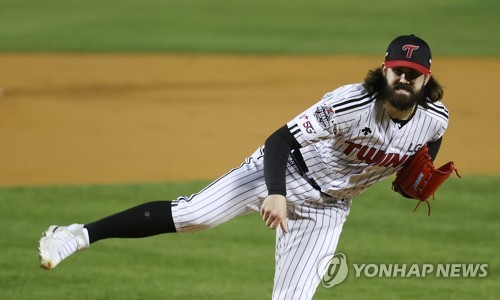 LG 켈리, 4타자 연속 탈삼진…역대 와일드카드 결정전 신기록