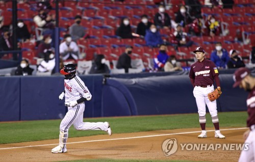 신민재, 연장 13회 끝내기…LG, 2년 연속 준PO 진출