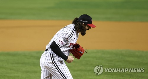 WC 최다 10K 잡았지만, 솔로포 허용…LG 켈리, 7이닝 2실점(종합)