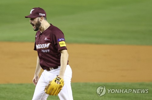 키움 브리검, 6⅓이닝 2실점…포스트시즌 첫 승 사냥 실패