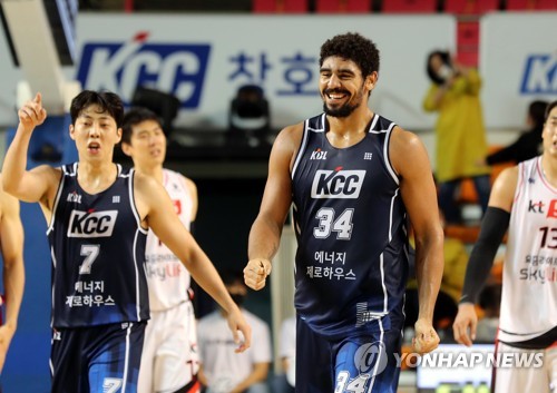 KCC 데이비스, 지난 시즌 MVP 워니에 판정승…8일엔 롱과 맞대결