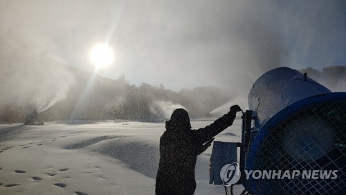 '반갑다, 추위야' 강원 스키장 개장 준비…인공눈 만들기 돌입