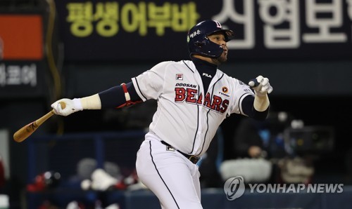 두산 페르난데스, 결승 투런포…작년 KS 부진 씻었다
