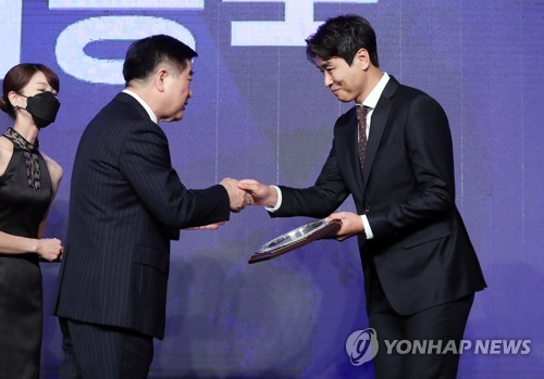 이동국 K리그, 세계 최고 되길…공로상·베스트포토상 받아