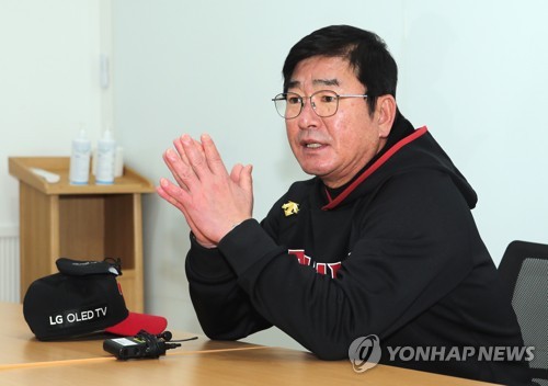 배수진 친 류중일 LG 감독 3차전 선발 켈리…오늘 꼭 승리