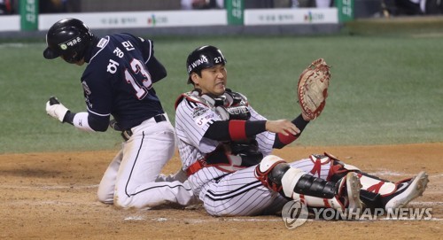 두산 투수는 직선타 잡고, LG 포수 둘은 홈에서 연이은 실수