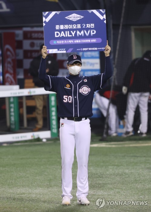 '2이닝 세이브' 이영하 7이닝 막아준 동료들 생각하며 던졌다