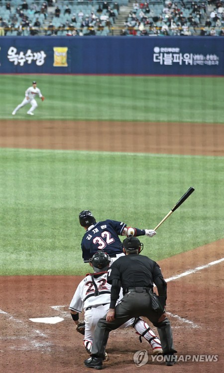 대타 김인태 9회 결승타…두산, PO 1차전서 kt 3-2 제압