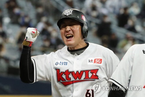 대타 김인태 9회 결승타…두산, PO 1차전서 kt 3-2 제압