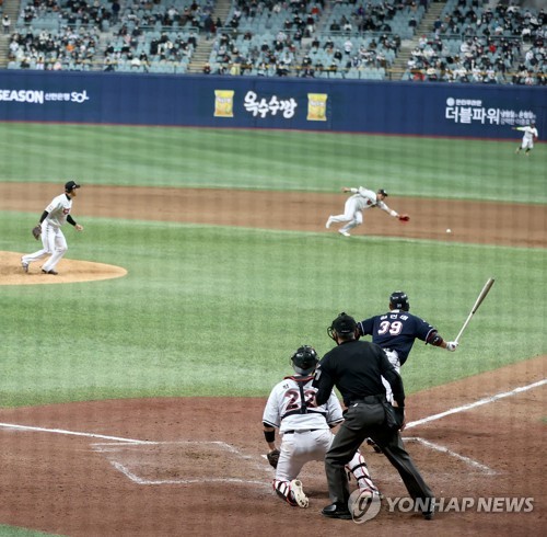 대타 김인태 9회 결승타…두산, PO 1차전서 kt 3-2 제압
