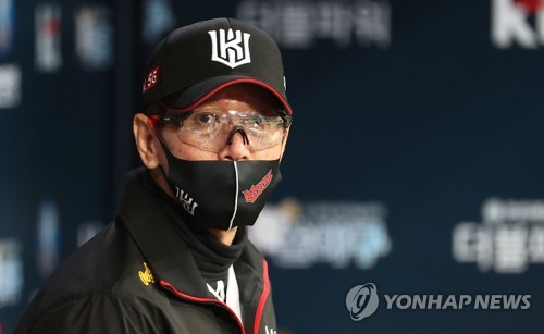 '2연패' 이강철 kt 감독 초반 득점 기회 놓친 게 패인