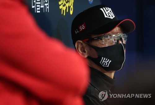 PO서 멈춘 이강철 kt감독 오늘은 선수들 칭찬만 해주고 싶어