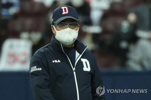 '2연승' 김태형 감독 3차전 총력전…홍건희, 기대 이상