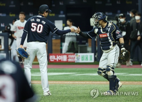 '2연승' 김태형 감독 3차전 총력전…홍건희, 기대 이상