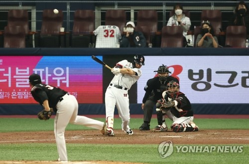 8회초 2사 후, 봉인이 풀리다…kt, PO 3차전서 구단 첫 PS 승리(종합)