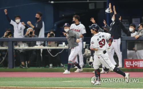 '최주환 투런포' 두산, kt 꺾고 6년 연속 한국시리즈행