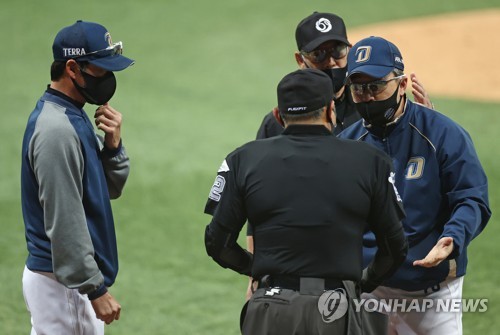 스윙하고서 몸에 맞았잖아요…이동욱 NC 감독의 항의
