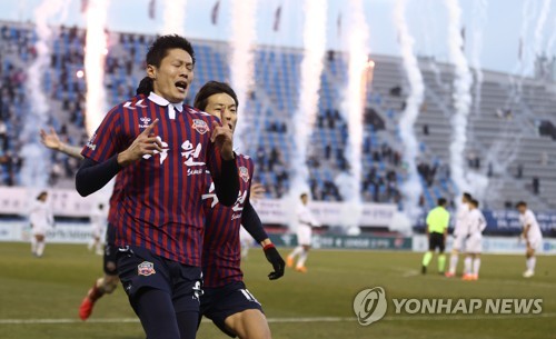 수원FC '승격 극장골' 넣은 안병준, 김도균 감독 믿음에 '울컥'
