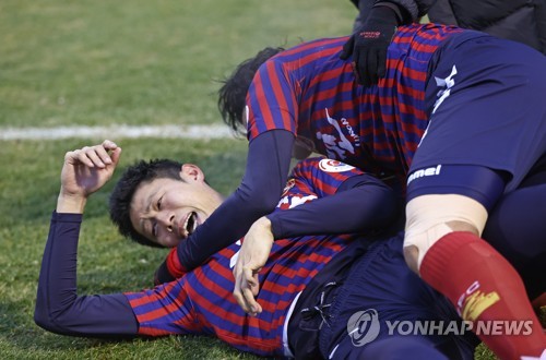 수원FC '승격 극장골' 넣은 안병준, 김도균 감독 믿음에 '울컥'