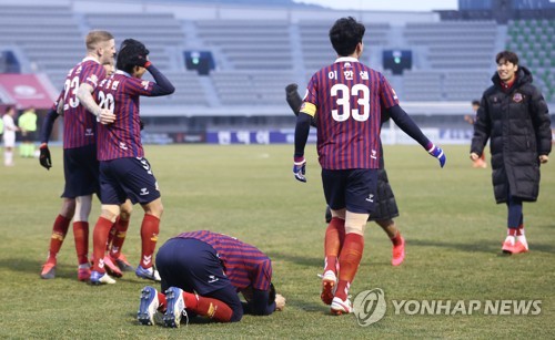수원FC '승격 극장골' 넣은 안병준, 김도균 감독 믿음에 '울컥'