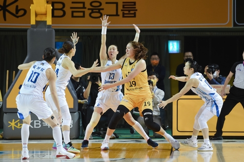 여자농구 KB 8연승이냐 vs 우리은행 공동 1위냐…4일 '정면충돌'