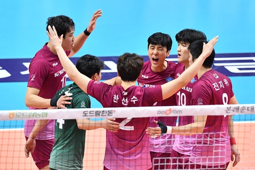 대한항공, 국내선수만으로 OK저축은행에 완승…2위 자리 보인다