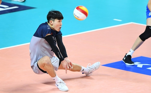 저걸 받네…19세 리베로 장지원 '포스트 여오현' 기대