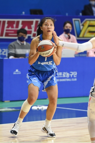 우리은행, 하나원큐 잡고 단독 선두…박지현 '20점+위닝 블록슛'