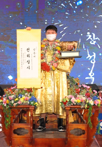 '또 해냈다' 장성우, 고교생 최성민 꺾고 2년 연속 천하장사