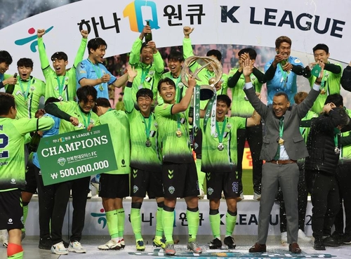 [스포츠10대뉴스] ⑥전북 K리그1·FA컵 '더블'…'라이언 킹' 이동국의 화려한 퇴장