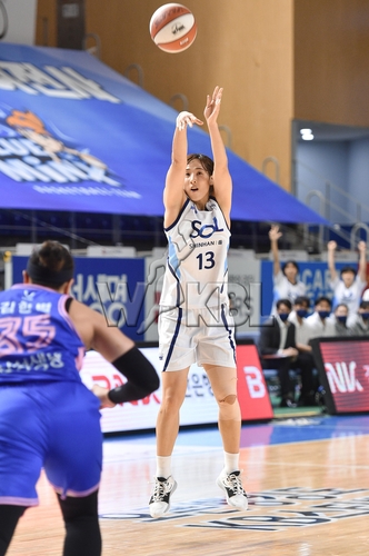 '김단비+한채진 31점' 신한은행, 삼성생명에 첫 승…공동 3위로