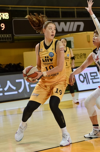 '한때 39점 차'…여자농구 선두 KB, BNK 대파하고 6연승