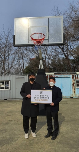 프로야구 kt 유한준·전유수, 아동·청소년시설에 기부