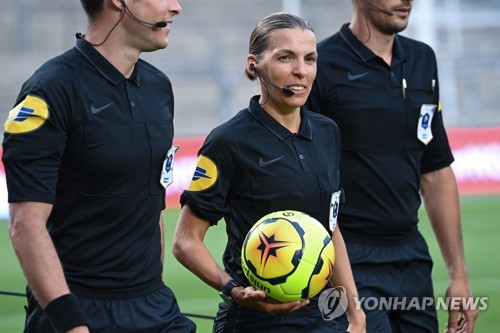 여성 축구심판 프라파르, 사상 첫 유럽 챔피언스리그 주심 맡아