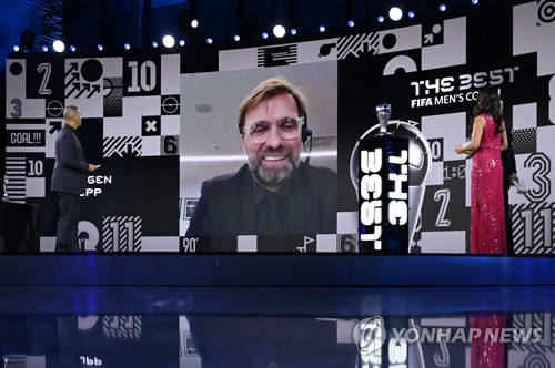레반도프스키, FIFA '올해의 선수' 수상…'메날두' 눌렀다