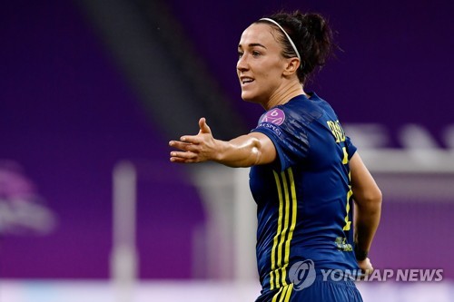 레반도프스키, FIFA '올해의 선수' 수상…'메날두' 눌렀다