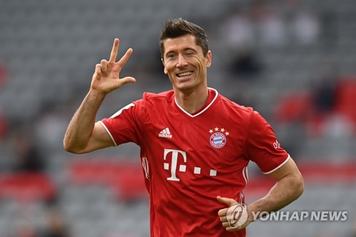 레반도프스키, FIFA '올해의 선수' 수상…'메날두' 눌렀다