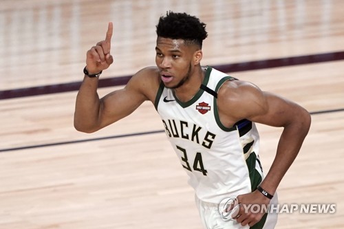 '괴인' 아데토쿤보, 밀워키와 NBA 사상 최고 2천500억 재계약