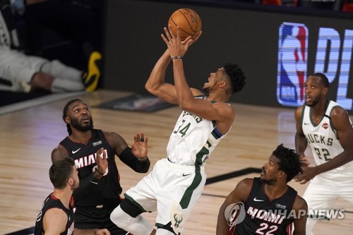 '괴인' 아데토쿤보, 밀워키와 NBA 사상 최고 2천500억 재계약