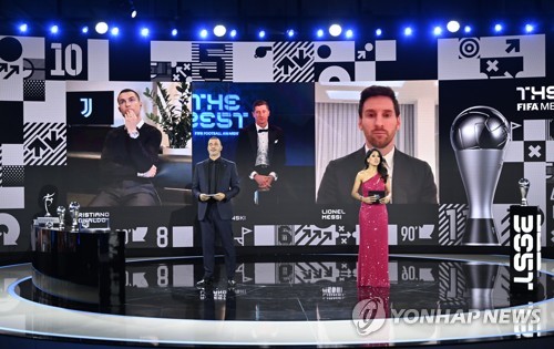레반도프스키, FIFA '올해의 선수' 수상…'메날두' 눌렀다