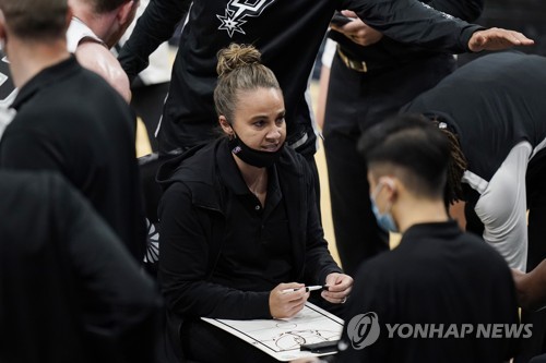 제임스, NBA 첫 '1천경기 연속 10점 이상' 달성…36세 생일 자축