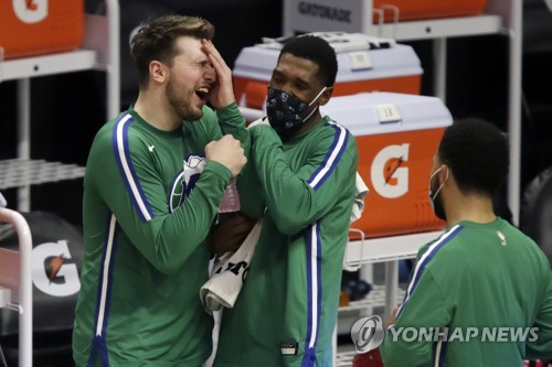 골든스테이트, 시카고 제물로 첫 승…커리 3점 2천500개 돌파