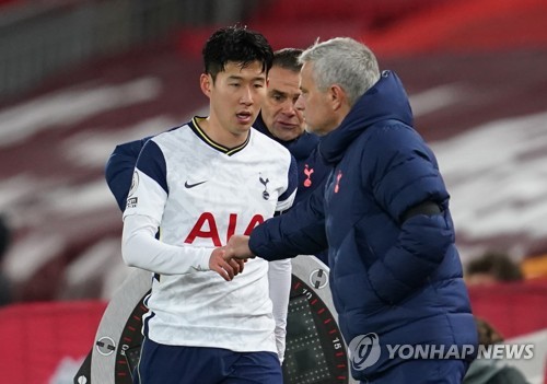 손흥민, 리그 11호골로 득점 공동선두…팀은 리버풀에 1-2 패배
