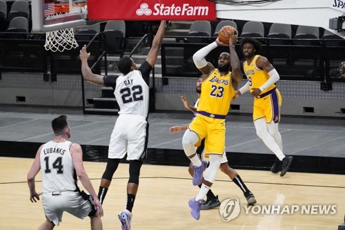 제임스, NBA 첫 '1천경기 연속 10점 이상' 달성…36세 생일 자축