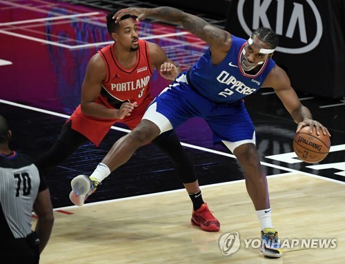제임스, NBA 첫 '1천경기 연속 10점 이상' 달성…36세 생일 자축