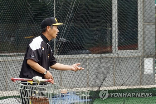 김성근 SB 코치고문 귀국…여든에도 새로운 야구를 배웠다