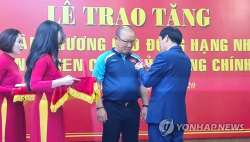 박항서 감독 이용한 '가짜뉴스' 확산…매니지먼트사 삭제 요청