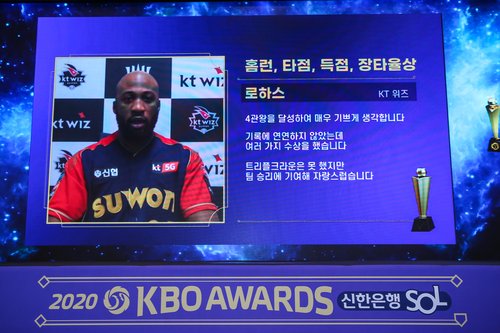 2년 550만달러에 일본 이적 로하스 kt 2위 확정 때 눈물 흘려