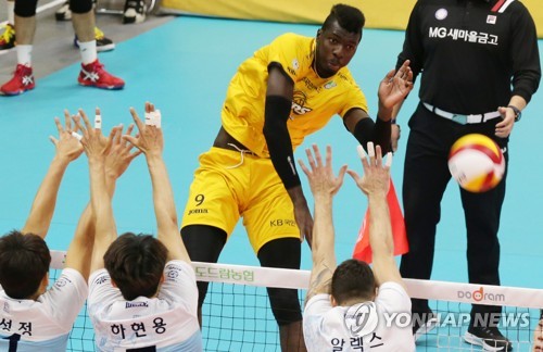 '알렉스 이렇게만' 우리카드, KB손해보험 꺾고 '최하위→4위'